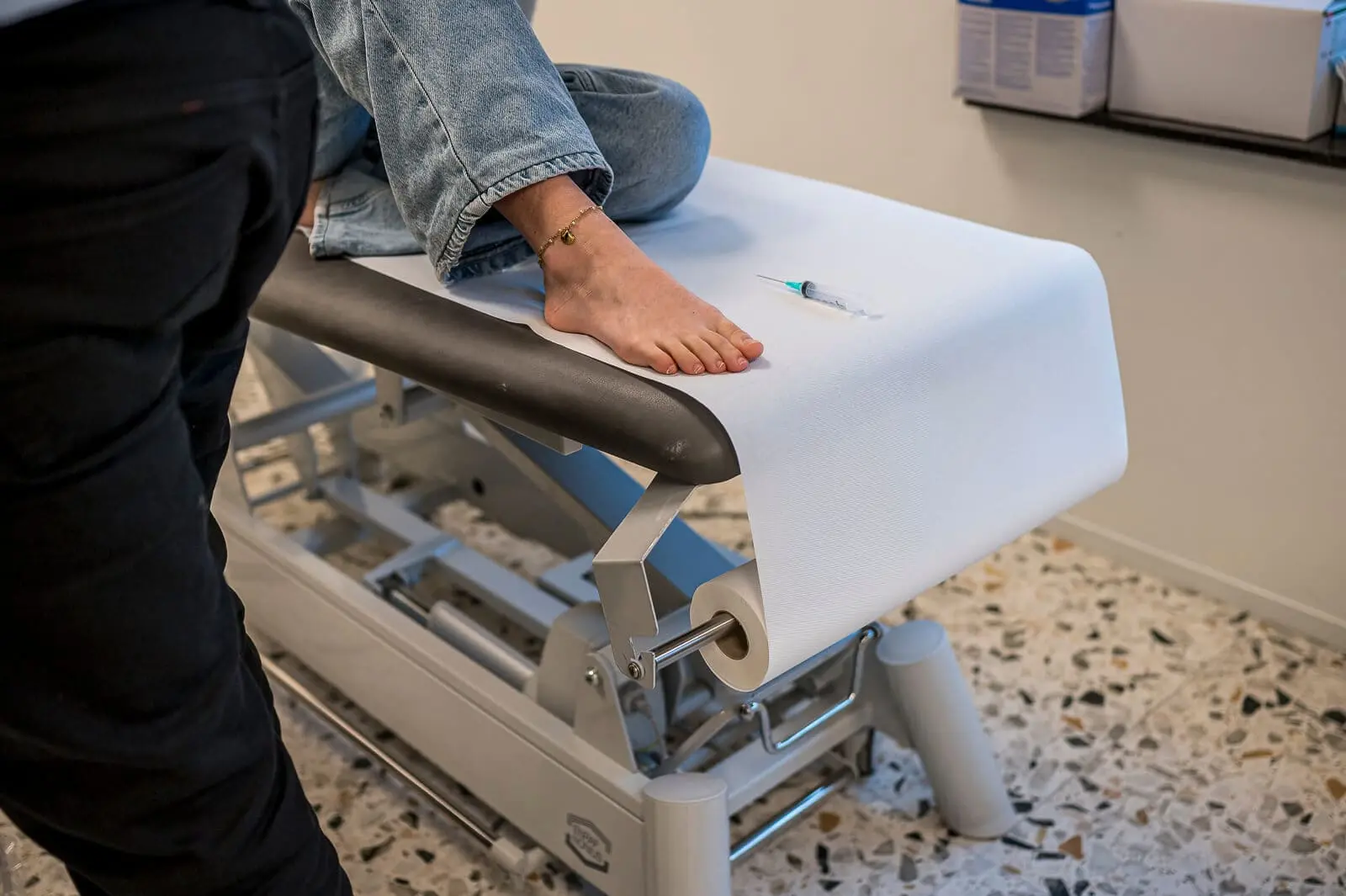 Examen podologique clinique sur table de consultation spécialisée