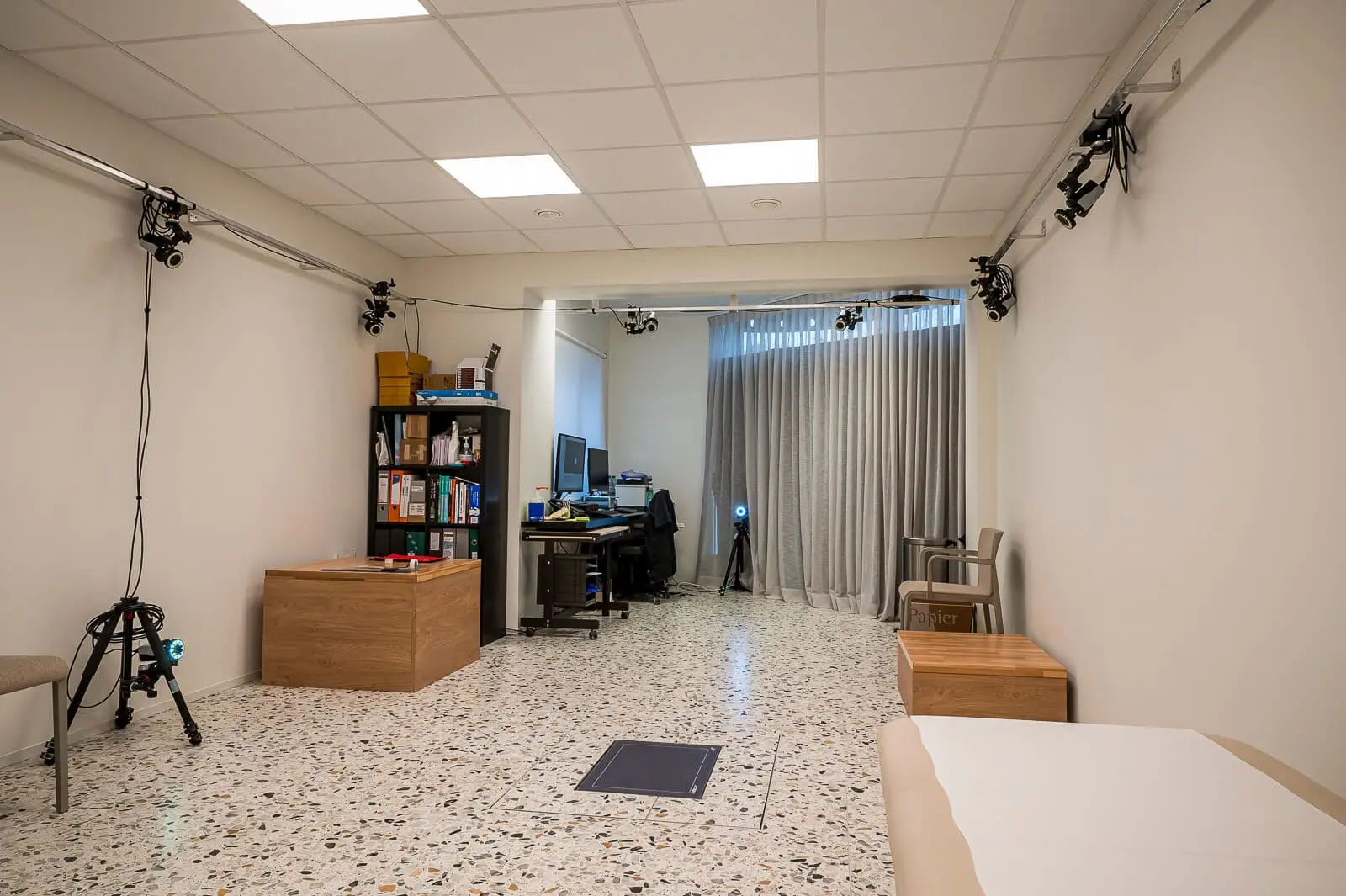 Laboratorium voor loopanalyse in voet- en enkelchirurgie met bewegingsregistratiesysteem voor onze publicaties